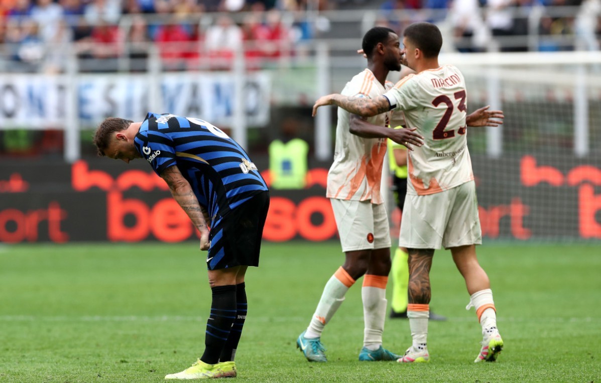 Các cầu thủ Inter Milan thất vọng sau trận thua AS Roma tại Serie A