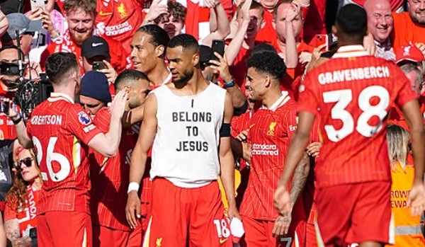 Cody Gakpo ăn mừng bàn thắng cho Liverpool để lộ áo trong in dòng chữ tôn giáo có thể khiến anh nhận án phạt