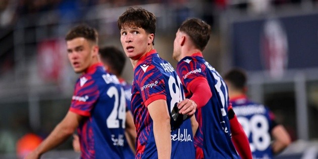 Hình ảnh cầu thủ Bologna ăn mừng chiến thắng trước Empoli tại bán kết Coppa Italia, giành vé vào chung kết