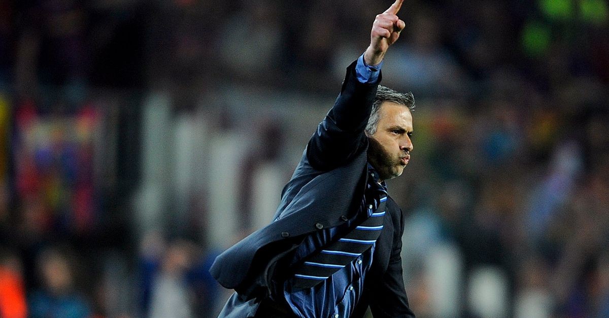 HLV Jose Mourinho ăn mừng cùng Inter Milan sau khi loại Barcelona ở bán kết Champions League 2010