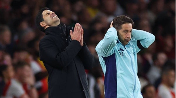 HLV Mikel Arteta hò hét chỉ đạo cầu thủ Arsenal trong trận bán kết Champions League với PSG