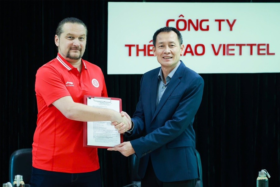 HLV Velizar Popov trong ngày chính thức ký hợp đồng và ra mắt CLB Thể Công Viettel.