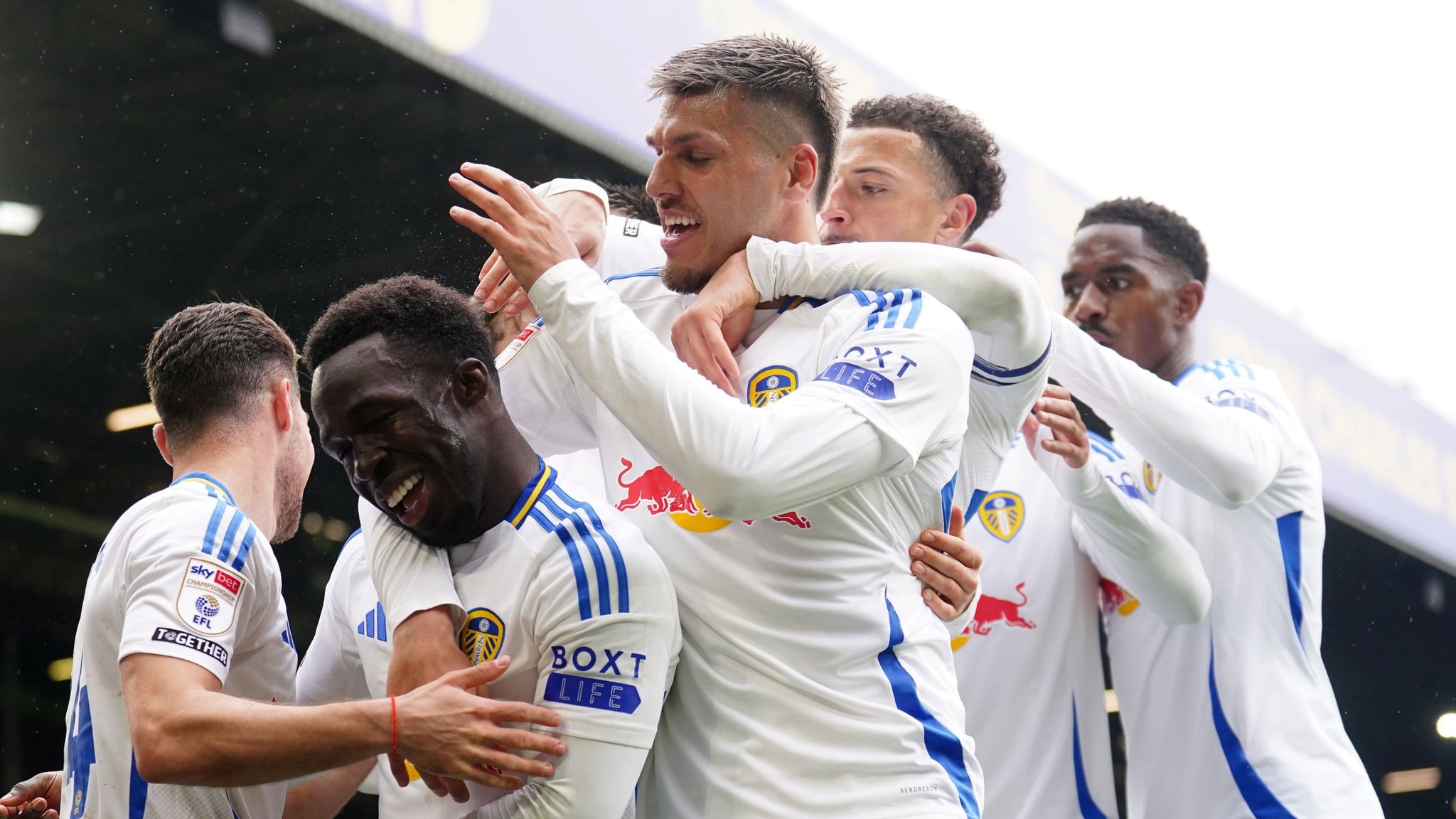 Leeds United ăn mừng giành vé thăng hạng trực tiếp lên Ngoại hạng Anh
