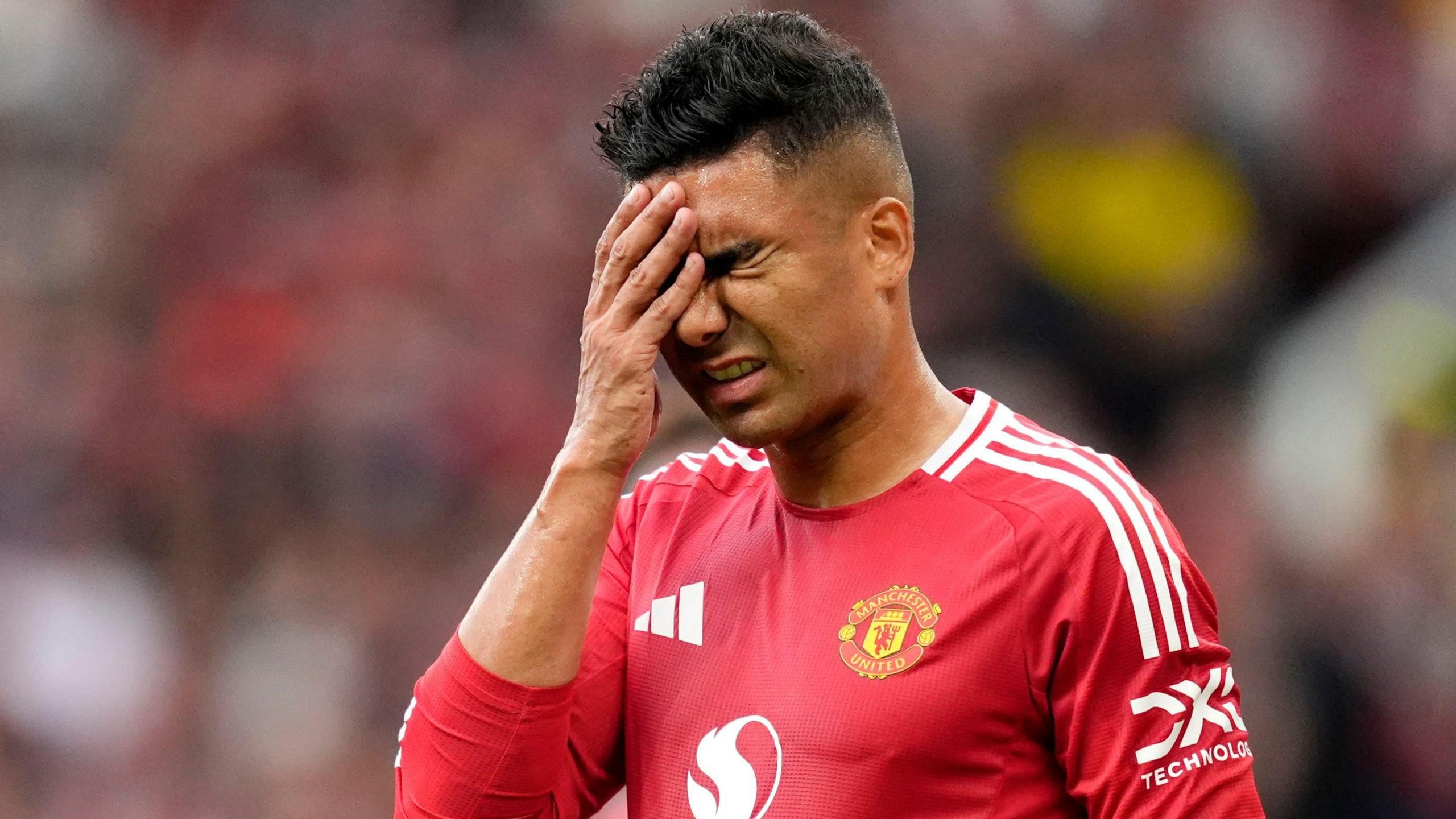 Tiền vệ Casemiro trong màu áo Manchester United mùa giải 2024/25 với tương lai bất định.