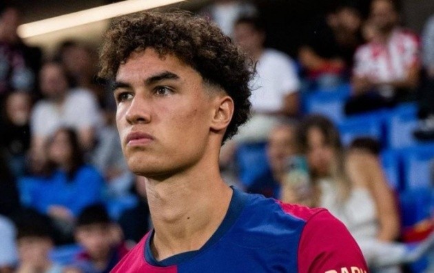 Tiền vệ trẻ Noah Darvich trong buổi tập cùng đội một Barcelona dưới sự giám sát của HLV Hansi Flick