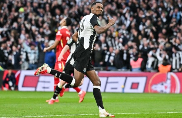 Alexander Isak trong màu áo Newcastle United, thể hiện kỹ năng đi bóng lắt léo trước hàng phòng ngự đối phương.