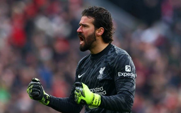 Alisson Becker trong màu áo Liverpool, thể hiện sự tập trung cao độ