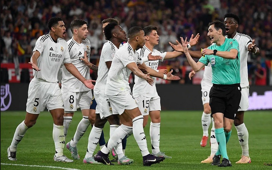 Antonio Rudiger bị truất quyền thi đấu trong trận gặp Barcelona vì hành vi ném đồ vật và phản ứng hung hăng sau đó.