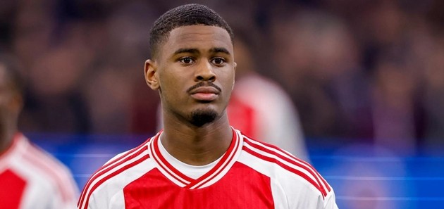 Chelsea đang cạnh tranh để có được chữ ký của Jorrel Hato.