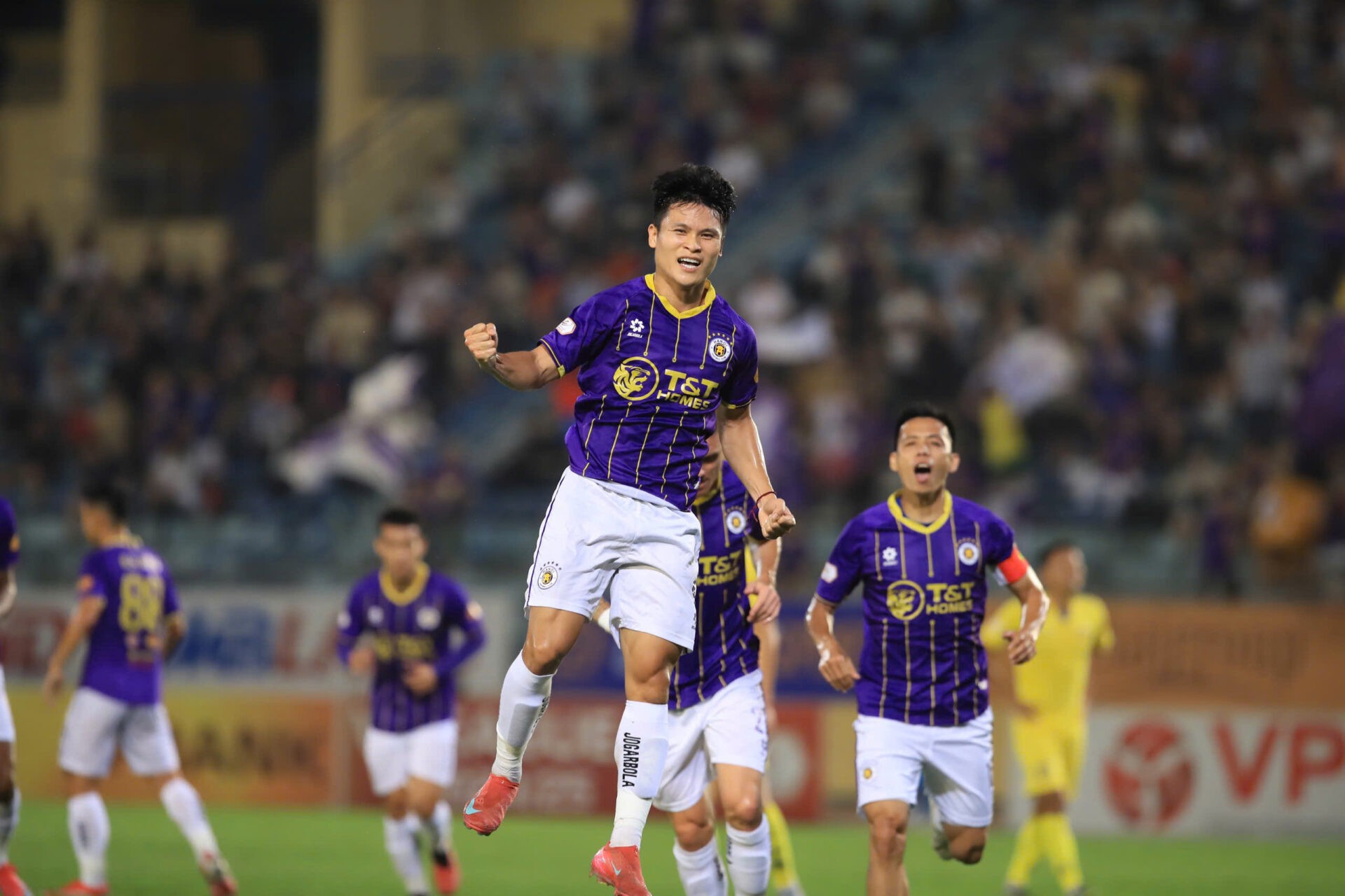 CLB Hà Nội nhận giải thưởng CLB xuất sắc nhất tháng 4 V.League.