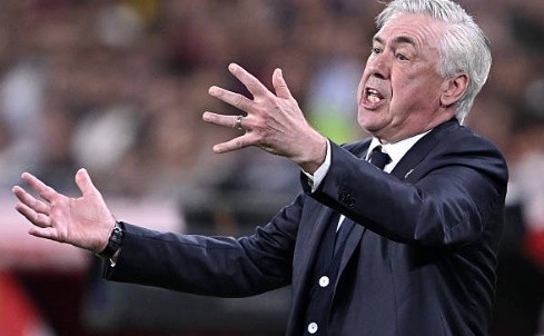 HLV Ancelotti trên sân cỏ, chỉ đạo các cầu thủ