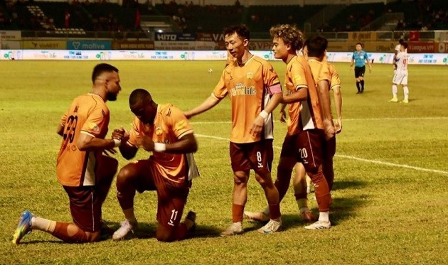 Hoàng Anh Gia Lai tạm thời an toàn với 24 điểm, nhưng cuộc đua trụ hạng vẫn đầy bất trắc.
