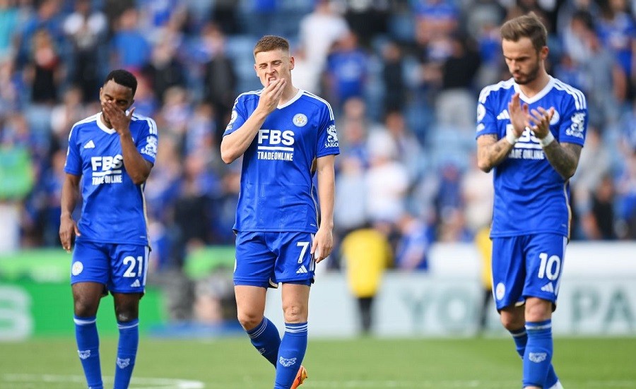 Jamie Vardy thất vọng sau trận thua Liverpool, đánh dấu sự xuống hạng của Leicester City từ Premier League xuống Championship.