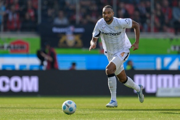 Jonathan Tah trong một trận đấu căng thẳng, cho thấy sự quyết tâm và khả năng tranh chấp bóng bổng.