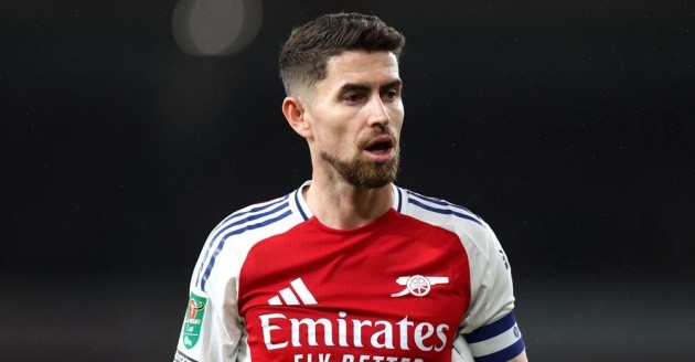 Jorginho trong màu áo Arsenal, thể hiện sự tập trung cao độ trên sân cỏ