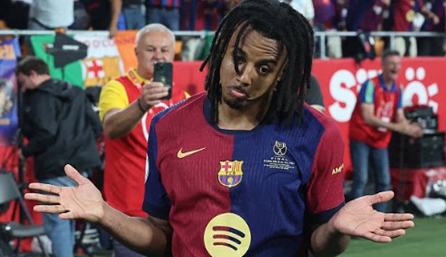 Jules Kounde đang nỗ lực sửa đổi thói quen đi muộn để duy trì suất đá chính tại Barcelona.