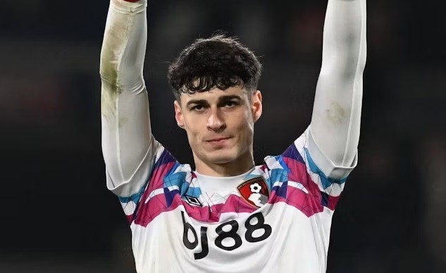 Kepa Arrizabalaga, thủ môn người Tây Ban Nha đang tìm kiếm cơ hội mới sau thời gian cho mượn tại Bournemouth, với Bayer Leverkusen là một điểm đến tiềm năng.