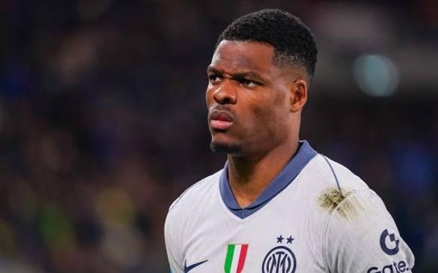 Manchester United cân nhắc chiêu mộ Denzel Dumfries.
