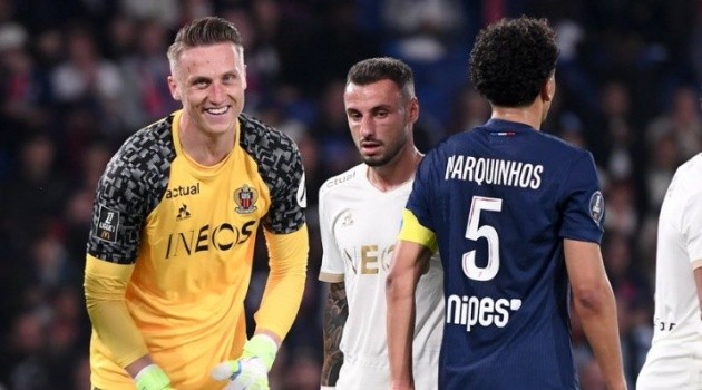 Marcin Bulka trong màu áo OGC Nice, thể hiện phong độ ấn tượng và ổn định.