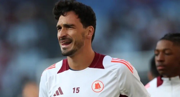 Mats Hummels trên sân cỏ, thể hiện sự tập trung cao độ, sẵn sàng cho mọi tình huống phòng ngự.