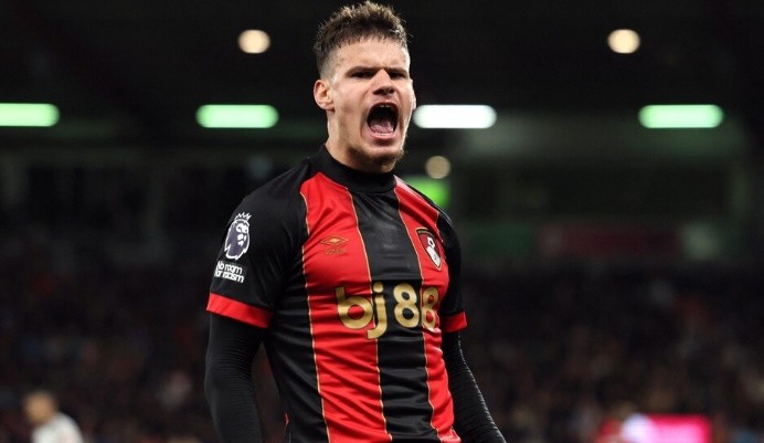 Milos Kerkez trong trang phục thi đấu của Bournemouth, cho thấy sự mạnh mẽ và tốc độ trong phòng ngự.