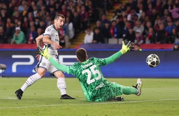 Mkhitaryan có lý do để tiếc nuối khi bàn thắng không được công nhận.