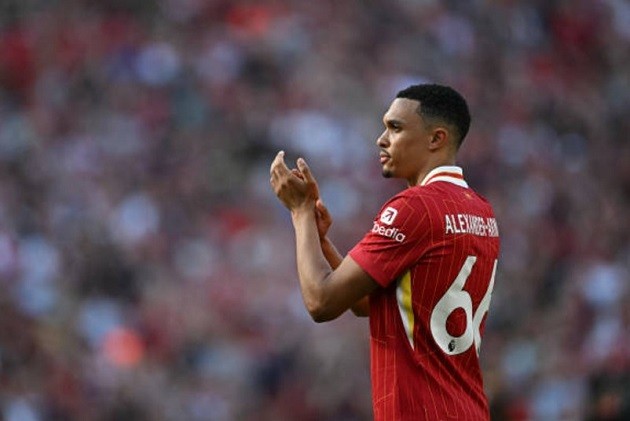 Trent Alexander-Arnold trong màu áo Liverpool, thể hiện kỹ năng chuyền bóng ấn tượng.