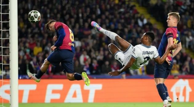 Yann Bisseck trong trận đấu với Barcelona.
