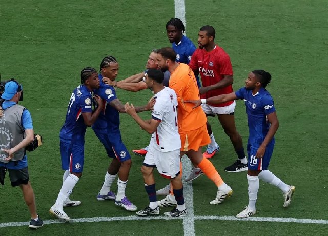 hlv-enrique-len-tieng-sau-cu-tat-gay-bao-voi-joao-pedro_1752459646.jpg