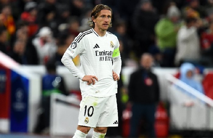 modric-co-the-khoac-ao-ac-milan_1748916805.jpg