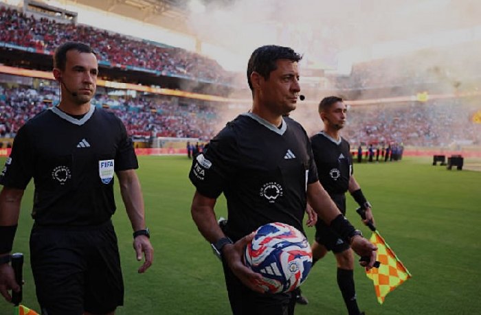 trong-tai-bi-to-thien-vi-vi-cac-quyet-dinh-bat-loi-cho-doi-thu-cua-messi_1749984738.jpg